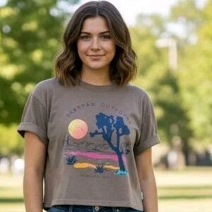 Bearpaw Outdoors Womens L Brown Cropped Graphic T-shirt Desert Moon Cuff Sleeve